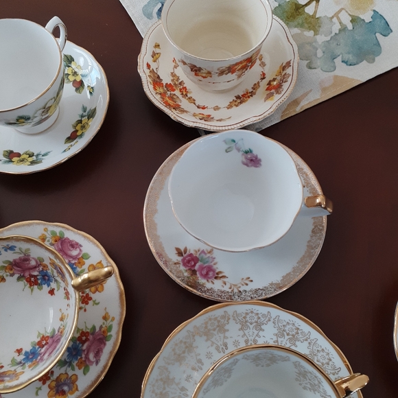 8 china cups & saucers - Picture 4 of 6